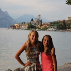 Foto y en el fondo se ve el pueblo Garda. 