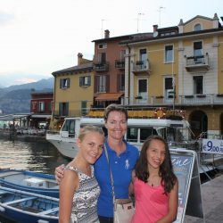 Cc tienes el traje de baño abajo :D