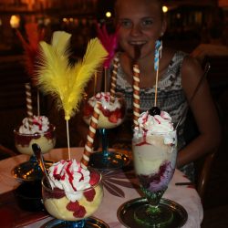 Uff la copas de helado deliciosas! Con fresas o frambuesas.Delish!