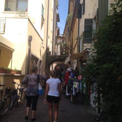 uno de los muchos pueblos en Lago Di Garda