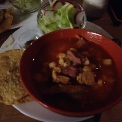 El pozole! con todo y tostada, lechuga, rabano,...