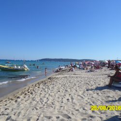 La playa hermosa no tan llena.  
